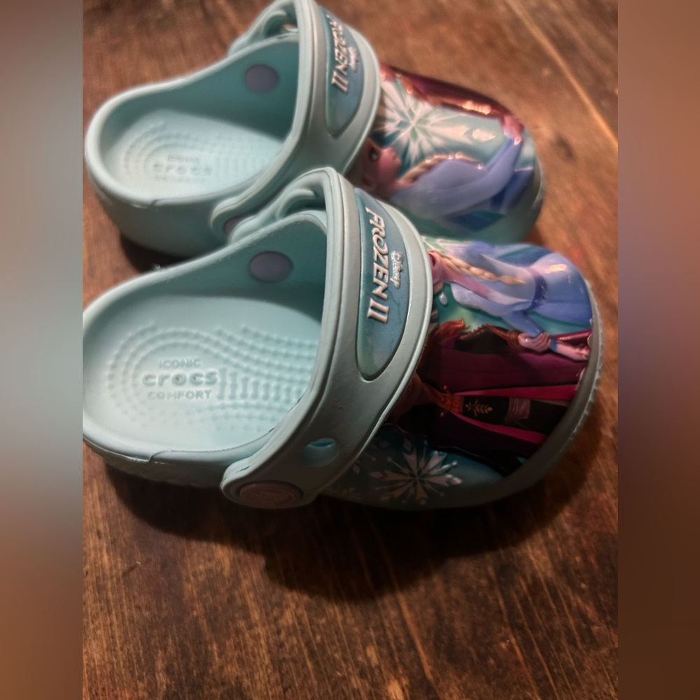 Crocs Toddler Size C6‎ Blue Frozen II Clogs